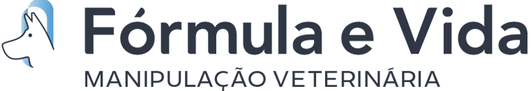 “Farmacêutica preparando manipulado veterinário em capela de fluxo laminar” “Cápsulas manipuladas para cães – dose personalizada” “Solução oral saborizada para gatos – frasco âmbar com seringa dosadora”